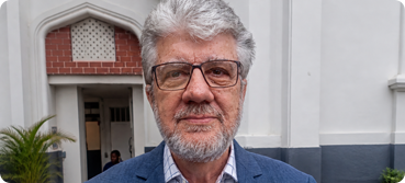 Representante Fernando Augusto dialoga com professor Aquilino Senra Martínez sobre cadastro de reserva do Concurso CNEN 2025 